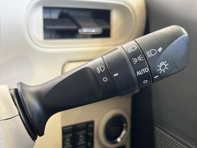 【オートライト】周りの明るさに応じて自動でヘッドライトの点灯・消灯ができる機能です！ライトの付け忘れ・消し忘れなどが無くなり、雨の日や夕方の走行も安心！トンネル通過時も便利ですね♪