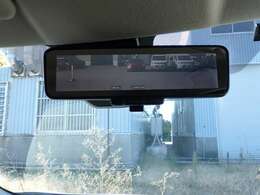 乗っている人やラゲッジルームの荷物で後ろが見えにくい場合や、夜間や雨天のときに、リヤカメラの映像に切り替えれば後方の視認性を高めて安全運転をサポートします。