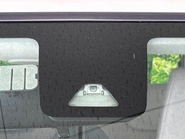 【スマートアシスト2】走行中に前方の車両等を認識し、衝突しそうな時は警報とブレーキで衝突回避と被害軽減をアシスト。より安全にドライブをお楽しみいただけます。