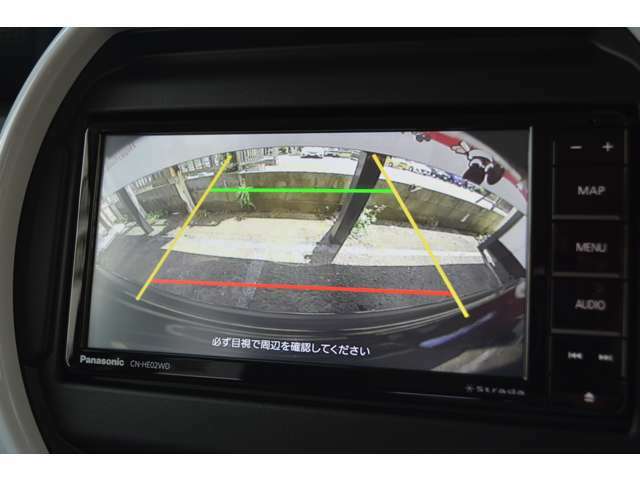 【バックカメラ】駐車時に後方がリアルタイム映像で確認できます。大型商業施設や立体駐車場での駐車時や、夜間