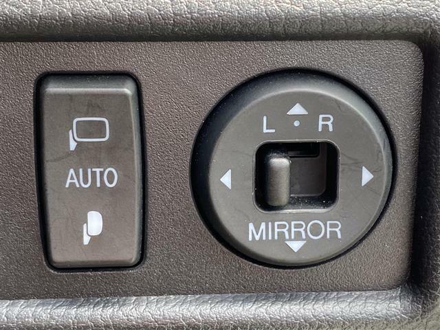 【電動格納ミラー】ミラー格納ボタンで開閉します！ ドライバーの目線に合わせ、ミラーの上下左右調整が可能です☆