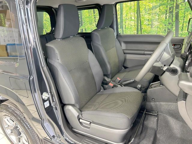 運転席まわりには十分なスペースがあり、大柄な方でもゆったり運転していただける環境です。