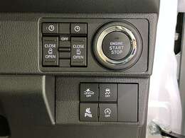 スマートキーを携帯していればキーを取り出さずにドアを施錠＆解錠。クルマの始動も可能です。