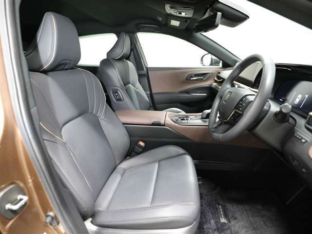 ゆったり室内で運転もしやすいです♪使い勝手の良い配置も考えられています！！