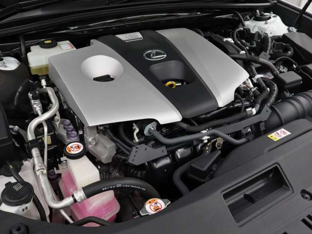 A25A-FXS型 2,487cc 直4 DOHCエンジンと3NM型 交流同期電動機のハイブリッドシステム搭載、駆動方式はFFです。