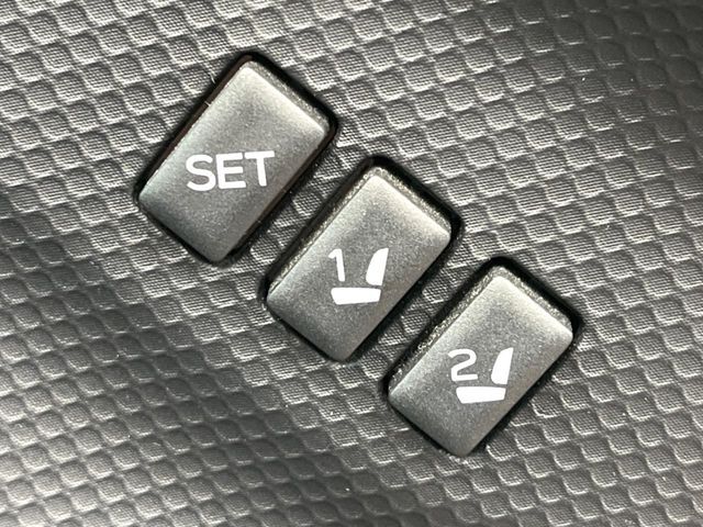 【メモリー機能付きパワーシート】ドライバーごとに設定したシート位置を記憶して、ボタン一つで切り替えできる便利な機能！運転する方が複数名いらっしゃるご家庭におすすめです♪