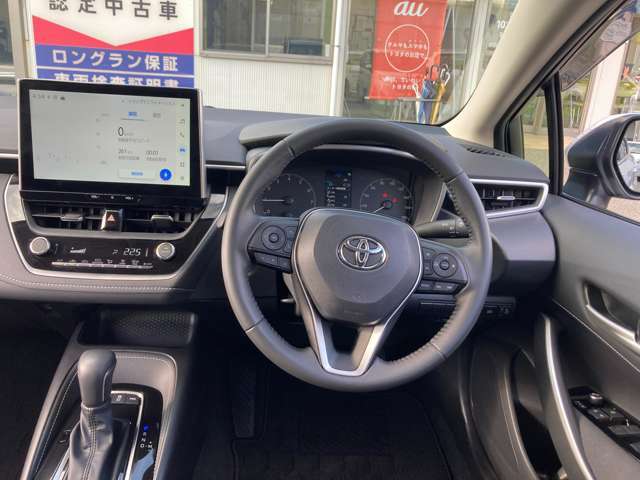 革巻きステアリングにシフトノブ。スポーティな船団です。