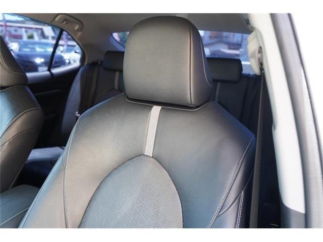 グレー加飾付ブラックレザーシート装備☆車内の高級感を高め、座り心地が良く、長時間ドライブを楽しむことができます☆