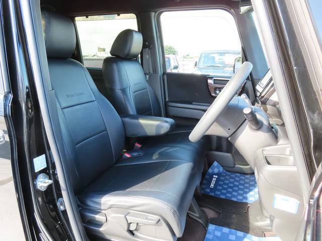 【フロントシート】インパネにシフトが付いているので足元広々！運転席から助手席の移動も楽々♪どちらからでも乗り降り出来るので、狭い場所の乗り降りも楽ちんですよ♪