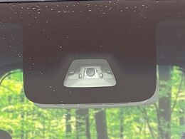 【スマートアシスト】走行中に前方の車両等を認識し、衝突しそうな時は警報とブレーキで衝突回避と被害軽減をアシスト。より安全にドライブをお楽しみいただけます。