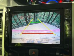 【バックカメラ】駐車時に後方がリアルタイム映像で確認できます。大型商業施設や立体駐車場での駐車時や、夜間のバック時に大活躍！運転スキルに関わらず、今や必須となった装備のひとつです！
