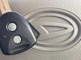 【キーレス】少し離れた場所からでもボタン一つでドアの開錠・施錠ができるのでとっても便利！ドアの鍵穴周りに傷をつけることもありません♪