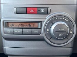 【オートエアコン】一度お好みの温度に設定すれば、車内の温度を検知し風量や温度を自動で調整。暑い…寒い…と何度もスイッチ操作をする必要はありません。快適な車内空間には必須の機能ですね♪