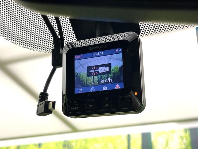 【オートエアコン】一度お好みの温度に設定すれば、車内の温度を検知し風量や温度を自動で調整。暑い…寒い…と何度もスイッチ操作をする必要はありません。快適な車内空間には必須の機能ですね♪