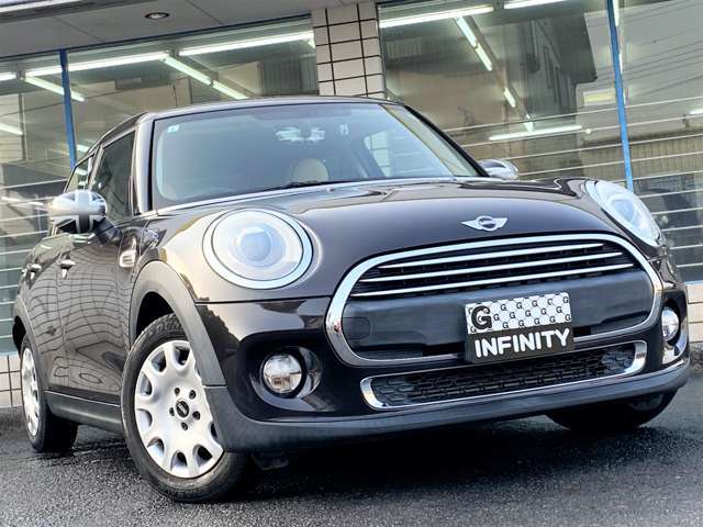 老若男女を問わず大人気のMINI♪3代目F型5ドアのワン♪走行47,000kmと低走行♪記録簿も5枚残っております♪オプションのLEDライト＆フォグや純正ナビも装備♪便利なバックカメラ付♪Bluetoothもご利用可能です♪