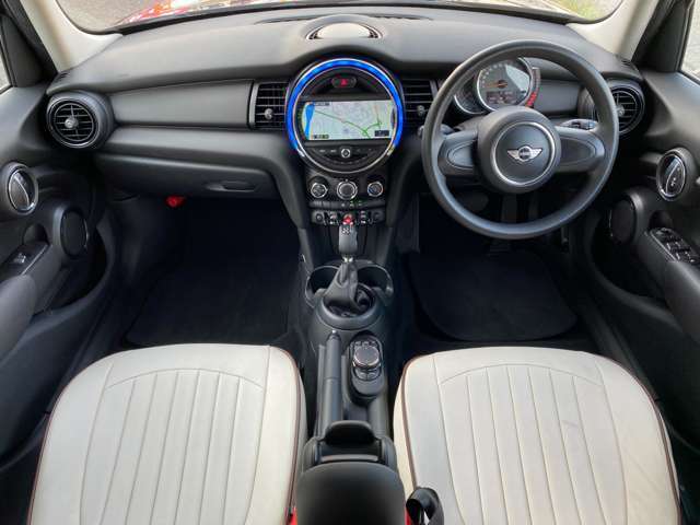 革調シートカバー装備♪内装はブラックを基調としたシックで落ち着いた雰囲気の車内になっております♪パネルやスイッチ類には目立つキズや汚れ等も無くキレイな状態です♪