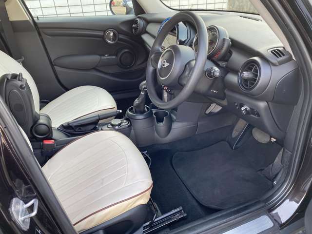 運転席は足元も広々♪シートリフターも装備されておりますので運転しやすいポジションに調整出来ます♪安全運転はまず正しい姿勢から♪