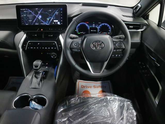 当社販売担当者、仕入担当者、リフトに持ち上げ車検検査員による下廻りチェックをクリアした高品質車を展示しております。