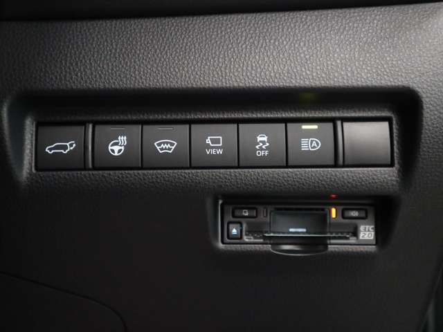 業者によるルームクリーニング実施☆室内の細かい所からエンジンルームまでキレイになった状態でお渡し致します♪