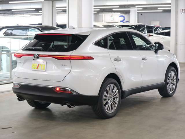 雨が降ってもゆったりと車選びができる全天候型立体展示場！エスカレーター完備！