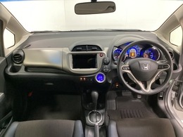 車内は光触媒抗菌消臭施工済です。インパネ周りはスタイリッシュなデザインで機能や装備も充実しています。グローブボックスやカップホルダーのほかにトレーなどたくさんの収納スペースが付いています。