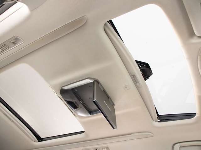 稀少装備サンルーフ搭載！！全国的にも数が少なく希少性の高い装備の一つです。フルオープンやチルトアップも可能！！ドライブをさらに快適にしてくれる装備の一つです！！