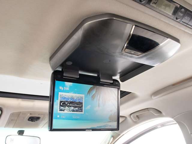 後席フリップダウンモニター装備！後席の方も一緒にご覧になれます！ドライブも大勢で楽しく行けますね！