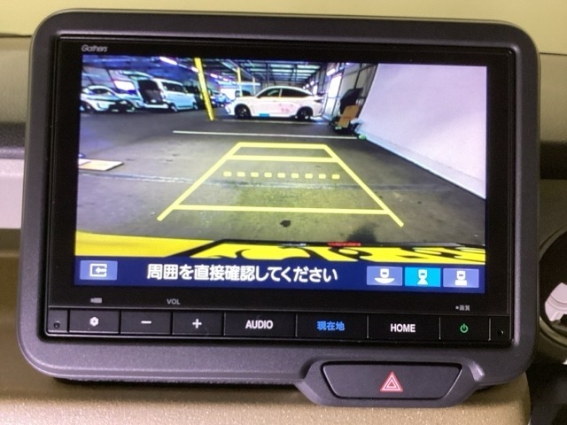 バックギアに入れますとご覧のような画像に自動的に切り替わります。車庫入れ時に役立ちます。