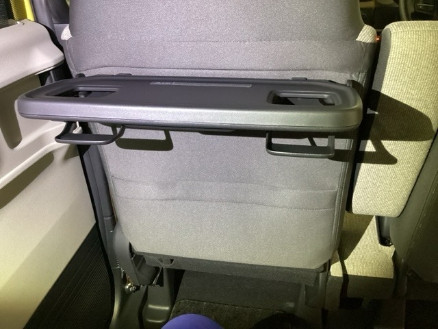 折りたたみ式の【シートバックテーブル】限られた空間を有効活用。車内の家族時間をもっと快適に。