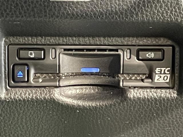 ◆【ETC2.0（DSRC/ITSスポット）】ETCカードを挿入すれば料金所はノンストップで通過できます。ETC限定の割引や、高速道路の情報提供サービスを利用できます。