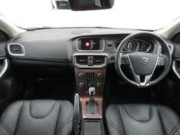 なだらかなラインが特徴的なダッシュボードです。ナビ画面やエアコンルーバーなど機能的な箇所をメッキで囲うことで、操作時の視線の移動をスムーズにさせます。