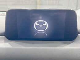 【マツダコネクトナビ】車内の雰囲気にマッチした一体型タイプのナビ。各種車輌設定やBluetooth再生等、様々な機能が楽しめます。直感的なダイヤル操作が可能で、使い勝手も良好です。