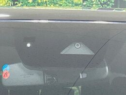 【スマートシティブレーキサポート】低速走行中に前方の車両等を認識し、衝突しそうな時は警報とブレーキで衝突回避と被害軽減をアシスト。より安全にドライブをお楽しみいただけます。