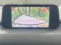 【バックカメラ】駐車時に後方がリアルタイム映像で確認できます。大型商業施設や立体駐車場での駐車時や、夜間のバック時に大活躍！運転スキルに関わらず、今や必須となった装備のひとつです！