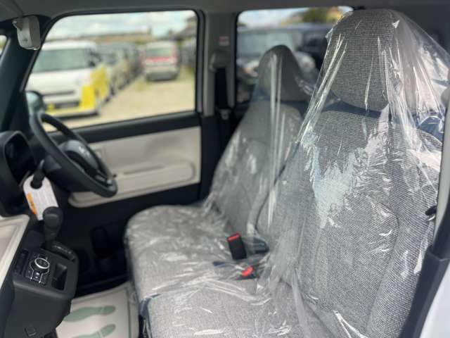 リアシートは分割式になります。ワンタッチでフラットにも出来ますのでお荷物が多い時等はフルフラットにして積む事も可能です。