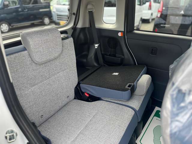 スマートキー標準装備です。車に近づいてリクエストスイッチを押せばドアの開閉ができます。更にエンジンの始動もカギを挿さずに出来ます。防犯面でも安心に繋がります。