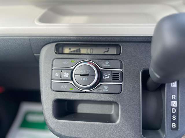 プッシュスタート標準装備です。カギを挿さずにエンジンの始動からドアの開け閉めまで出来てしまうスマートキーの仕様になっている為、カギを探す手間がありません。