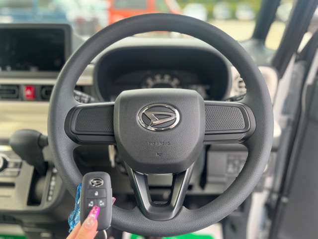 オートエアコン標準装備です。簡単操作で車内が設定した温度になるまで風量、吹き出し口を自動的に調整してくれます。いつでも快適な運転が楽しめます。