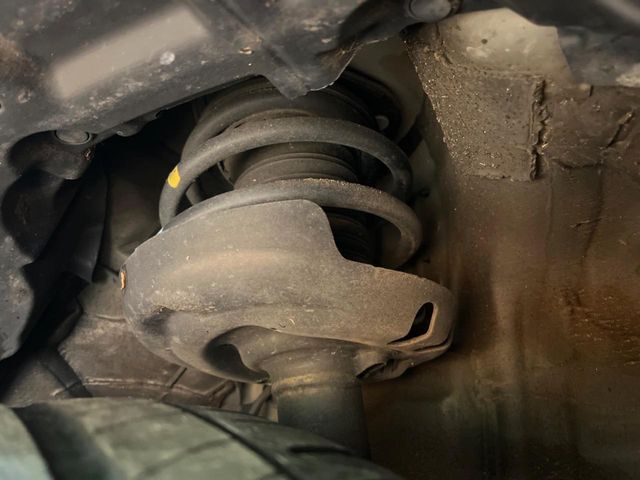 お車を安心してお乗りいただく為には、足回りの定期点検が欠かせません。サービスサポート（有償保証）では無料点検もご提供しており、安心のカーライフをお過ごしいただけるサポート体制が整っています。