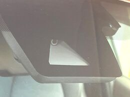 【トヨタセーフティセンス】走行中に前方の車両等を認識し、衝突しそうな時は警報とブレーキで衝突回避と被害軽減をアシスト。より安全にドライブをお楽しみいただけます。