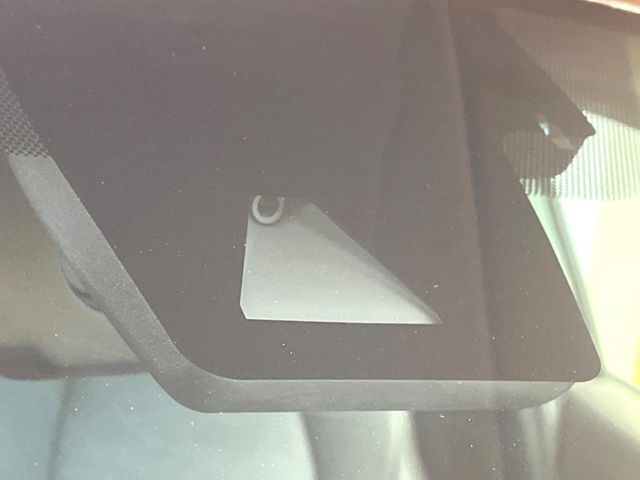 【トヨタセーフティセンス】走行中に前方の車両等を認識し、衝突しそうな時は警報とブレーキで衝突回避と被害軽減をアシスト。より安全にドライブをお楽しみいただけます。
