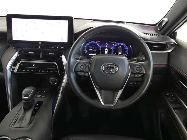 ドライバーを包み込むようなデザイン。運転していて安心感、高級感を感じられるコックピットです。