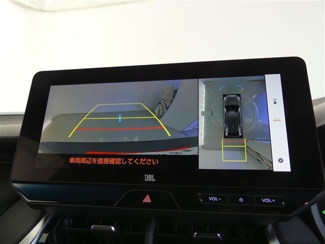 パノラミックビューモニターを装備。クルマを真上から見るように周囲を確認できます。