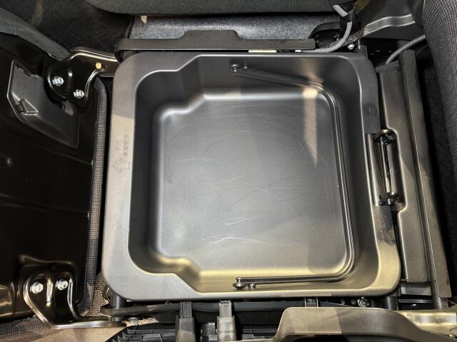 大容量のグローブボックスや、小物入れなどの収納が充実しています。