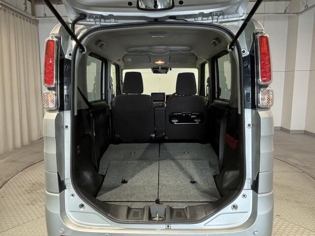 アレンジ次第で御覧のような広大なスペースが出現致します！広めの開口部分をとってありますので大きな荷物も簡単に積み込めます！使い勝手の良いラゲッジスペースです！