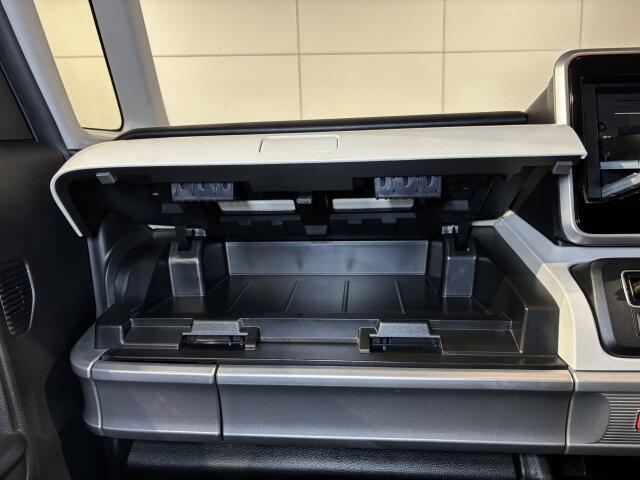 大容量のグローブボックスや、小物入れなどの収納が充実しています。