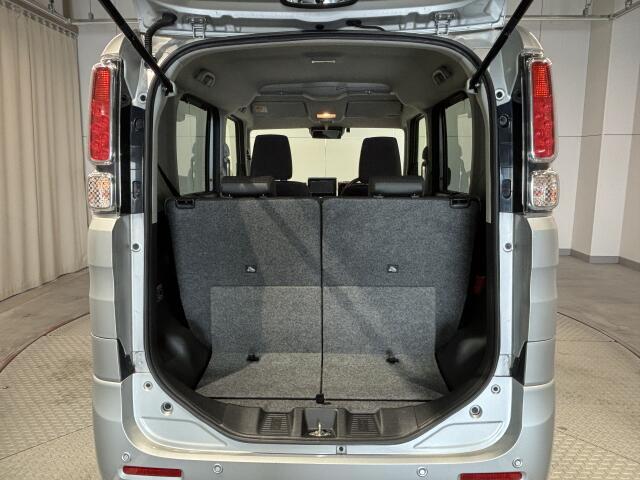 後部トランクスペースも広大です。ただ広いだけでなく積載性にも優れた形状でとても使いやすい！軽い力で開閉可能なのもメリットです！