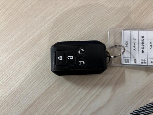 携帯するだけでドア等の施錠・開錠・エンジン始動が可能なスマートキーシステムを装備しております。便利尚のシステムは一度使うと手放せません。セキュリティ面でも安心です。