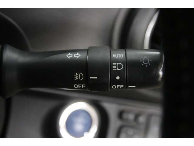 メーカーオプションのLEDヘッドランプパッケージを装備しておりますのでオートライトも装備されるようになります！夜間やトンネル内等の暗い場所は自動でライトが点灯してくれます！