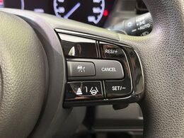 【全車速追従機能付クルーズコントロール】高速道路での長距離走行が楽に！！自動で速度を保つクルーズコントロールが、衝突軽減システムと連携し、前方の車両を感知して車間を保つように速度調節してくれます！！